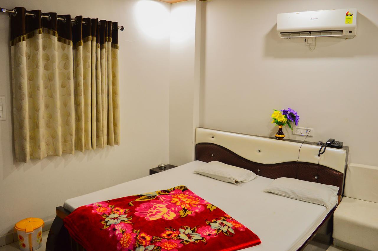 Hotel Shree Dwarkadhish Palace Ujjain Exterior photo